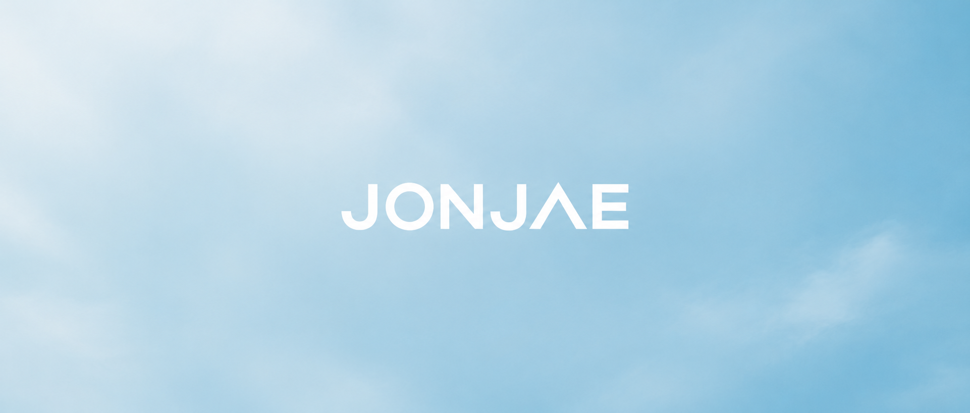 하늘빛 위에 담긴 스튜디오 존재 JONJAE 로고